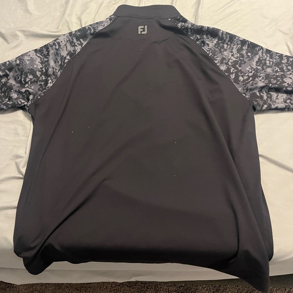 LIKE NEW! FJ FootJoy Black Golf Pullover with Camo Sleeves. Windproof